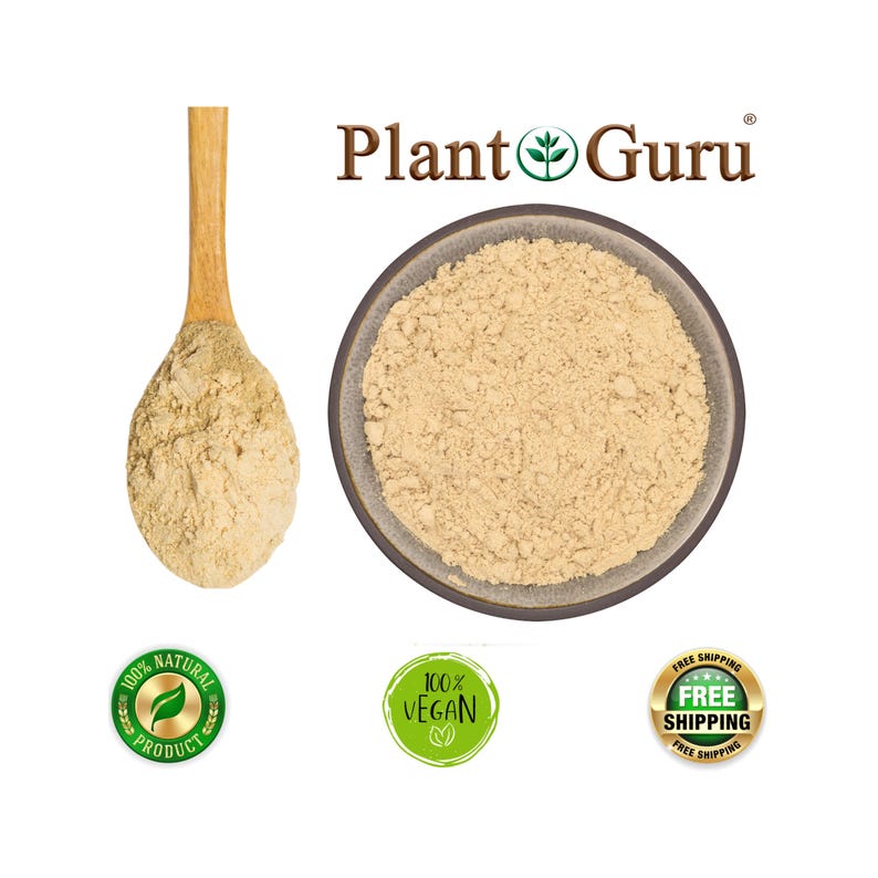 Puede incluir: Un polvo de color beige claro en un cuenco gris y en una cuchara de madera. El logotipo de Plant Guru est&aacute; en la parte superior. La imagen tambi&eacute;n incluye insignias circulares verdes que dicen "100% Natural Product", "100% Vegan" y "Free Shipping".