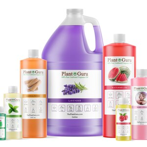 K&ouml;nnte beinhalten: Eine Sammlung von Plant Guru Duft&ouml;len in verschiedenen Gr&ouml;&szlig;en. Die Flaschen sind mit D&uuml;ften wie Lavendel, Sandelholz und Wassermelone beschriftet. Die gr&ouml;&szlig;te Flasche ist lila und mit "Lavendel" beschriftet. Weitere Flaschen sind orange, rot, gelb und rosa.