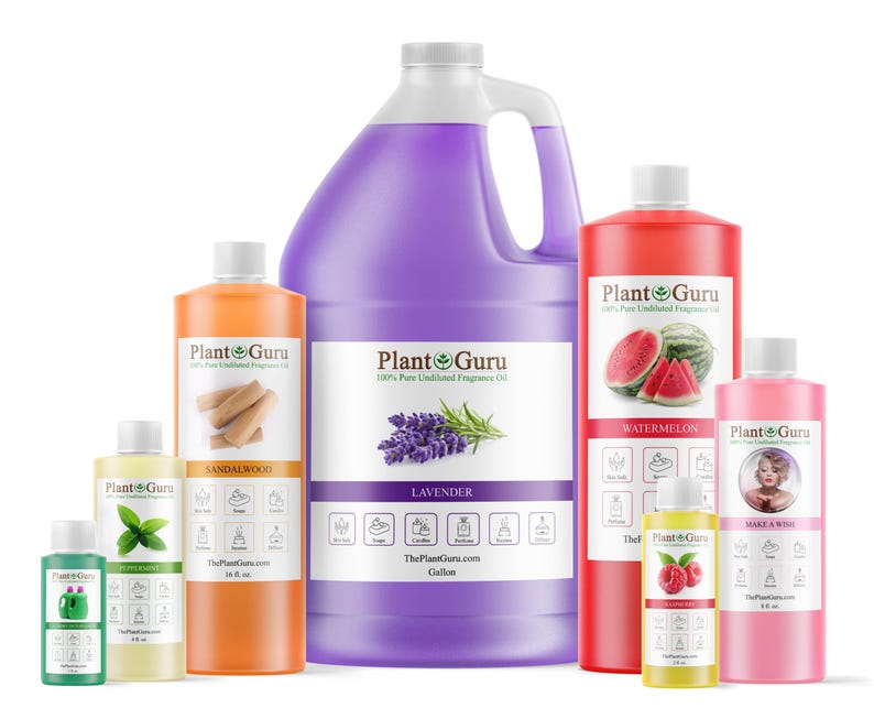 K&ouml;nnte beinhalten: Eine Sammlung von Plant Guru Duft&ouml;len in verschiedenen Gr&ouml;&szlig;en. Die Flaschen sind mit D&uuml;ften wie Lavendel, Sandelholz und Wassermelone beschriftet. Die gr&ouml;&szlig;te Flasche ist lila und mit "Lavendel" beschriftet. Weitere Flaschen sind orange, rot, gelb und rosa.