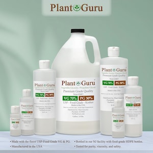 Op de afbeelding: Een assortiment witte plastic flessen en kannen van verschillende formaten, met het label "Plant Guru". De etiketten geven aan dat de inhoud plantaardige glycerine en propyleenglycol is, met VG 70% en PG 30% verhoudingen. De producten zijn USP Food Grade en Non-GMO.