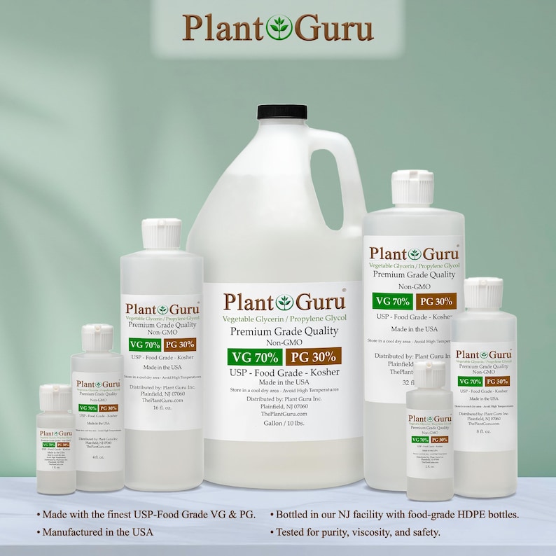 Op de afbeelding: Een assortiment witte plastic flessen en kannen van verschillende formaten, met het label "Plant Guru". De etiketten geven aan dat de inhoud plantaardige glycerine en propyleenglycol is, met VG 70% en PG 30% verhoudingen. De producten zijn USP Food Grade en Non-GMO.