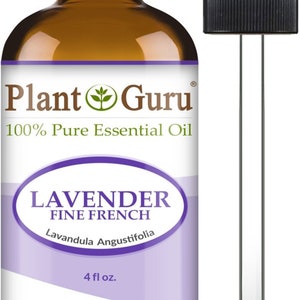 Puede incluir: Una botella de vidrio marr&oacute;n de aceite esencial Plant Guru Lavender Fine French con un cuentagotas negro. La etiqueta incluye el texto "100% Pure Essential Oil" y "4 fl oz.". La botella est&aacute; junto a un cuentagotas de vidrio transparente.