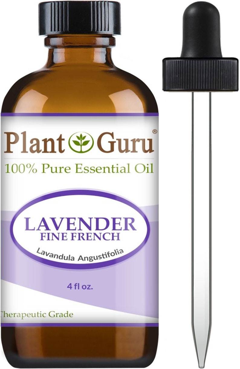 Puede incluir: Una botella de vidrio marr&oacute;n de aceite esencial Plant Guru Lavender Fine French con un cuentagotas negro. La etiqueta incluye el texto "100% Pure Essential Oil" y "4 fl oz.". La botella est&aacute; junto a un cuentagotas de vidrio transparente.