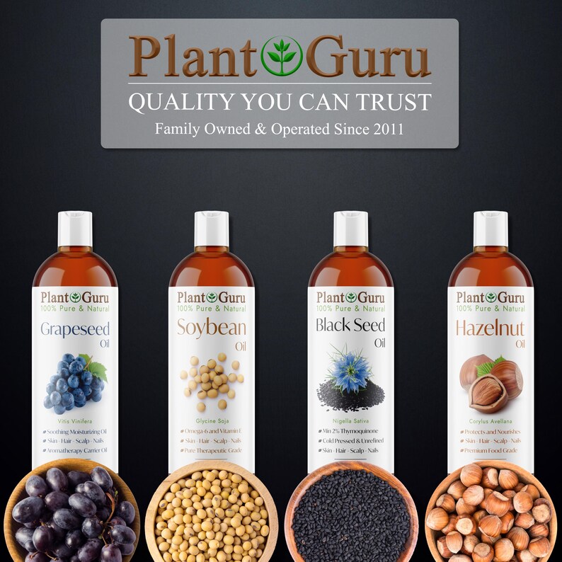以下が含まれることがあります： 植物由来100%のピュア＆ナチュラルオイル、Plant Guruの4本のガラス瓶。ブドウ種子油、大豆油、ブラックシードオイル、ヘーゼルナッツオイル。それぞれのボトルには、オイルの名前、オイルの原料の小さな画像、そしてオイルの利点のリストが書かれたラベルが貼られています。ボトルは黒い背景に一列に並んでいます。