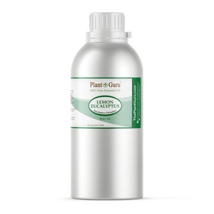 Op de afbeelding: Een grote, zilveren metalen fles met essenti&euml;le olie van citroen-eucalyptus. Het etiket luidt "Plant Guru 100% Pure Essential Oil" en bevat de tekst "Lemon Eucalyptus Eucalyptus Citriodora" en "16 fl oz / 1 lb."
