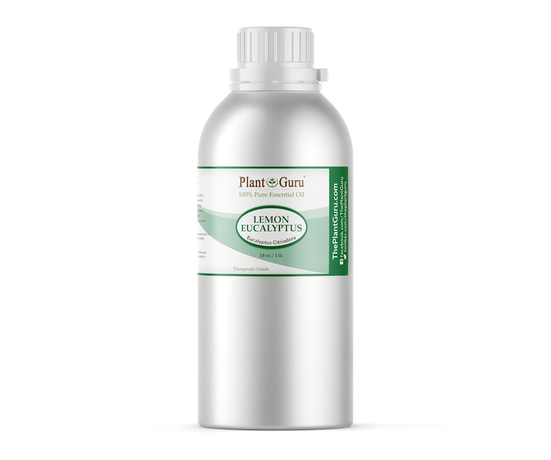 Op de afbeelding: Een grote, zilveren metalen fles met essenti&euml;le olie van citroen-eucalyptus. Het etiket luidt "Plant Guru 100% Pure Essential Oil" en bevat de tekst "Lemon Eucalyptus Eucalyptus Citriodora" en "16 fl oz / 1 lb."