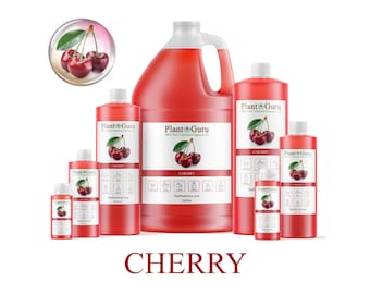 Könnte beinhalten: Eine Sammlung roter Flaschen und Behälter verschiedener Größen, beschriftet mit "Plant Guru" und "Cherry". Das Bild zeigt einen Gallonenkanister, mehrere Flaschen und ein kleines Fläschchen, alle gefüllt mit einer roten Flüssigkeit. Auf jedem Etikett ist eine Kirschenillustration.