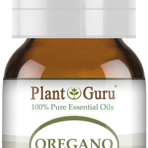 Puede incluir: Una botella de vidrio marr&oacute;n de aceite esencial de or&eacute;gano con tapa blanca. La etiqueta dice "Plant Guru 100% Pure Essential Oils" y "OREGANO". La botella contiene 5 ml de aceite de grado terap&eacute;utico.