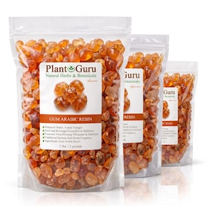 Op de afbeelding: Drie doorzichtige plastic zakken gevuld met amberkleurige, doorschijnende Arabische gom harsstukjes. Elk etiket bevat het Plant Guru logo, de tekst Gum Arabic Resin en vermeldt een gewicht van 1,36 kg voor de grootste zak.