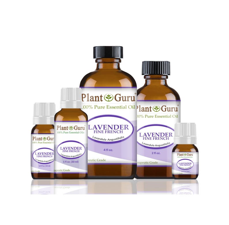 Puede incluir: Una colecci&oacute;n de botellas de vidrio &aacute;mbar de aceite esencial de lavanda. Las botellas, de varios tama&ntilde;os, tienen tapas negras y etiquetas blancas con "LAVENDER FINE FRENCH" y "Plant Guru". Las etiquetas indican el volumen en onzas l&iacute;quidas y ml.