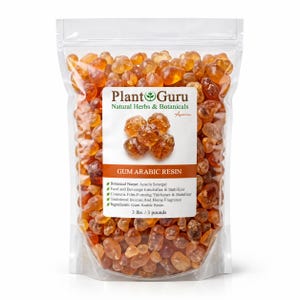 Op de afbeelding: Een doorzichtige plastic stazak gevuld met amberkleurige Arabische gom harsstukjes. Het etiket vermeldt Plant Guru Natural Herbs & Botanicals, Gum Arabic Resin, Acacia Senegal en geeft een nettogewicht van 1,36 kg aan.