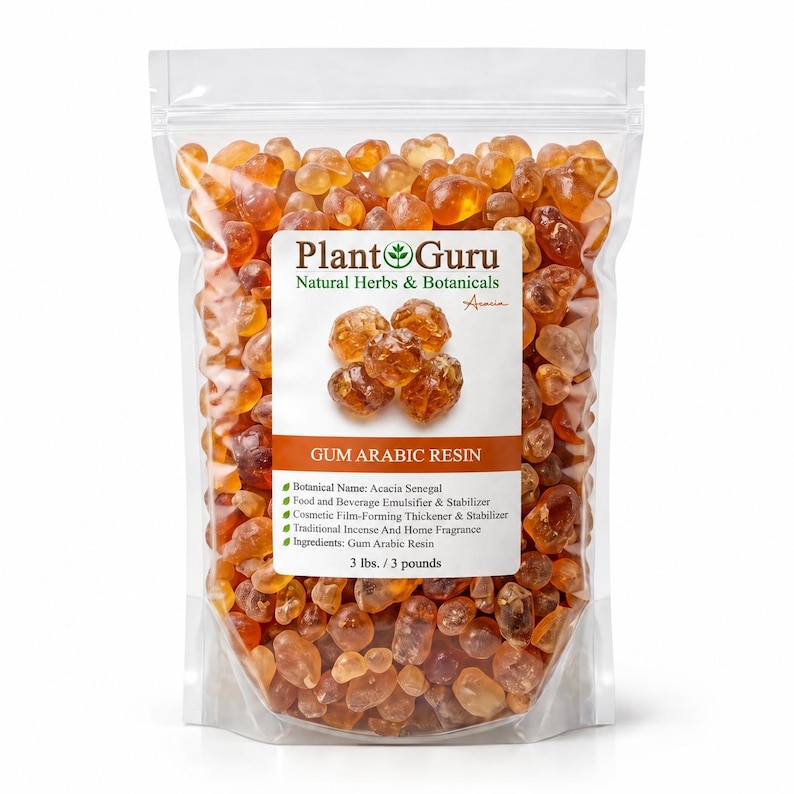 Op de afbeelding: Een doorzichtige plastic stazak gevuld met amberkleurige Arabische gom harsstukjes. Het etiket vermeldt Plant Guru Natural Herbs & Botanicals, Gum Arabic Resin, Acacia Senegal en geeft een nettogewicht van 1,36 kg aan.