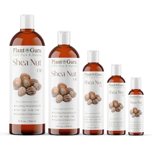 Puede incluir: Se muestran varias botellas de aceite de karit&eacute; de Plant Guru. Las botellas var&iacute;an en tama&ntilde;o, desde 946 ml hasta 59 ml. Cada botella tiene una tapa blanca y una etiqueta con el nombre de la marca, el producto y las nueces de karit&eacute;.