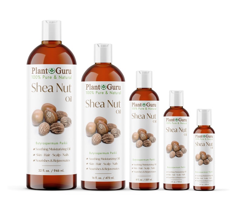 Puede incluir: Se muestran varias botellas de aceite de karit&eacute; de Plant Guru. Las botellas var&iacute;an en tama&ntilde;o, desde 946 ml hasta 59 ml. Cada botella tiene una tapa blanca y una etiqueta con el nombre de la marca, el producto y las nueces de karit&eacute;.