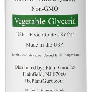 Puede incluir: Una botella de pl&aacute;stico transparente con glicerina vegetal 100% pura de Plant Guru. La etiqueta indica Premium Grade Quality, Non-GMO, USP Food Grade, Kosher, Made in the USA, 946 ml y un peso neto de 1219 gramos.