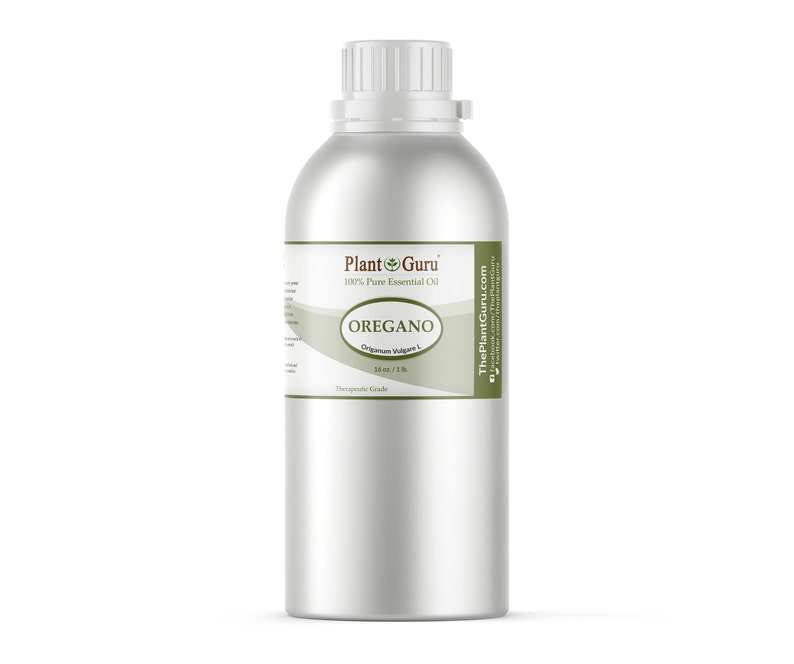Puede incluir: Un gran recipiente met&aacute;lico plateado de aceite esencial de or&eacute;gano. La etiqueta dice "Plant Guru 100% Pure Essential Oil OREGANO". El recipiente contiene 1,65 litros de aceite de grado terap&eacute;utico. El recipiente tiene una tapa blanca.