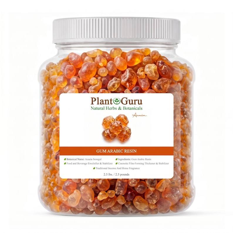 Op de afbeelding: Een doorzichtige plastic pot gevuld met amberkleurige Arabische gom harsstukjes. Het witte etiket bevat de tekst Plant Guru Natural Herbs & Botanicals, Gum Arabic Resin en 1,13 kg. Het etiket vermeldt ook de botanische naam en de toepassingen.