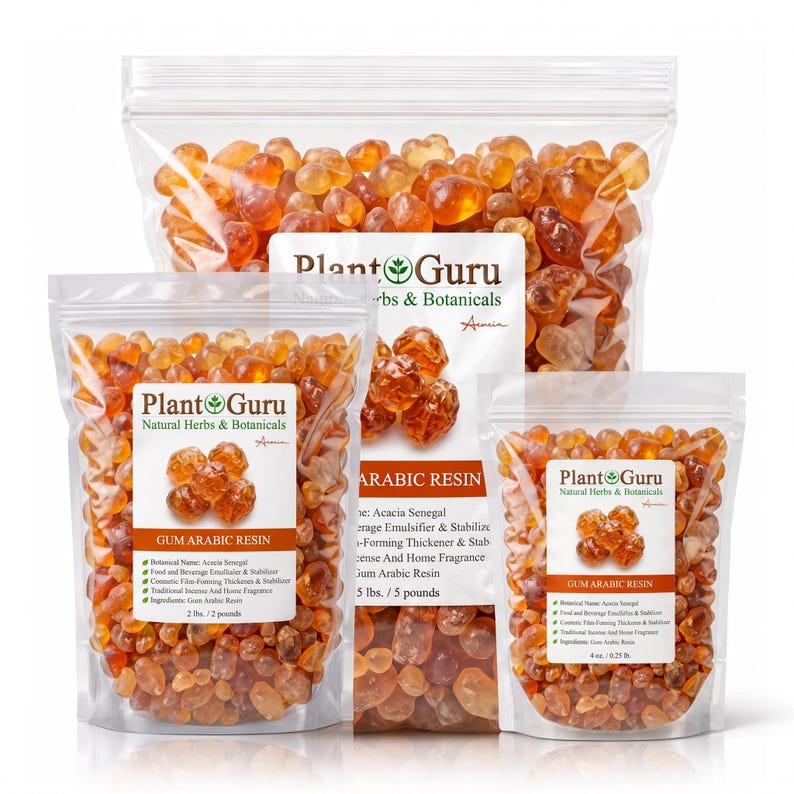 Op de afbeelding: Drie doorzichtige plastic zakjes gevuld met amberkleurige stukjes Arabische gomhars. Elke zak heeft een wit label met het Plant Guru logo, de productnaam Gum Arabic Resin en de vermelde gewichten van 2 lbs, 5 lbs en 0,25 lbs.