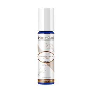 Puede incluir: Un frasco azul de roll-on con tapa blanca y una etiqueta que dice "Plant Guru 100% Pure Essential Oils Frankincense & Myrrh Synergy Blend 1/3 fl oz. (10 ml) Therapeutic Grade ThePlantGuru.com theplantguru twitter.com"