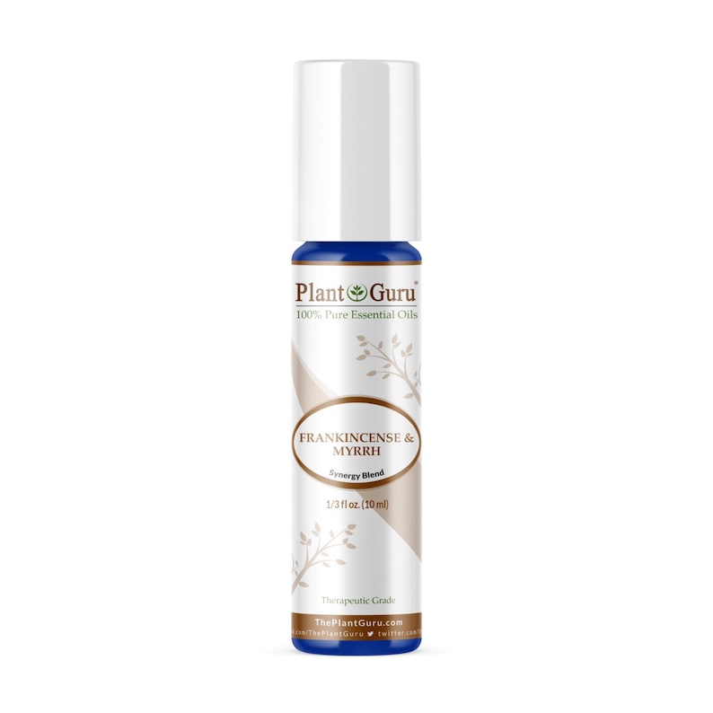 Puede incluir: Un frasco azul de roll-on con tapa blanca y una etiqueta que dice "Plant Guru 100% Pure Essential Oils Frankincense & Myrrh Synergy Blend 1/3 fl oz. (10 ml) Therapeutic Grade ThePlantGuru.com theplantguru twitter.com"