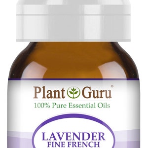 Puede incluir: Botella de vidrio marr&oacute;n de aceite esencial Plant Guru Lavender Fine French. La etiqueta incluye el texto "100% Pure Essential Oils" y "Lavandula Angustifolia". La botella contiene 5 ml de aceite.