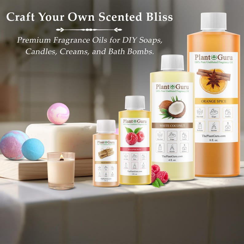 K&ouml;nnte beinhalten: Drei Flaschen Plant Guru Duft&ouml;le in den Gr&ouml;&szlig;en 30 ml, 120 ml und 240 ml mit den Etiketten Palo Santo, Raspberry, White Coconut und Orange Spice. Eine kleine brennende Kerze, zwei Badebomben und ein St&uuml;ck Seife stehen auf einer wei&szlig;en Fliesenfl&auml;che.