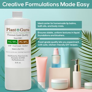 Op de afbeelding: Een heldere fles Plant Guru plantaardige glycerine en propyleenglycol, 946 ml, met de tekst "Creative Formulations Made Easy". De afbeelding toont ook diverse cosmeticaverpakkingen, waaronder een tube, een pompflacon en potten.