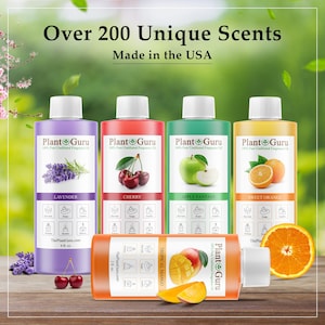 K&ouml;nnte beinhalten: F&uuml;nf Flaschen Plant Guru Duft&ouml;l mit wei&szlig;en Verschl&uuml;ssen. Die Etiketten zeigen Abbildungen von Lavendel, Kirsche, Apfel, Orange und Mango. Der Text enth&auml;lt Over 200 Unique Scents, Made in the USA sowie die jeweiligen Duftnamen.