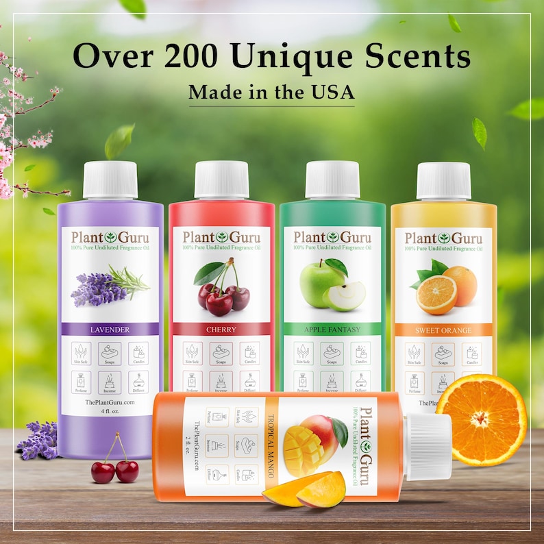 K&ouml;nnte beinhalten: F&uuml;nf Flaschen Plant Guru Duft&ouml;l mit wei&szlig;en Verschl&uuml;ssen. Die Etiketten zeigen Abbildungen von Lavendel, Kirsche, Apfel, Orange und Mango. Der Text enth&auml;lt Over 200 Unique Scents, Made in the USA sowie die jeweiligen Duftnamen.