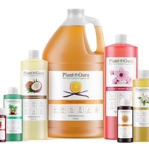 K&ouml;nnte beinhalten: Eine Sammlung von Plant Guru Duft&ouml;lflaschen in verschiedenen Gr&ouml;&szlig;en, darunter ein gro&szlig;er Gallonenbeh&auml;lter mit Citrus Vanilla sowie kleinere Flaschen mit den Aufschriften White Coconut, Japanese Cherry Blossom, Jasmine und anderen mit wei&szlig;en Verschl&uuml;ssen.