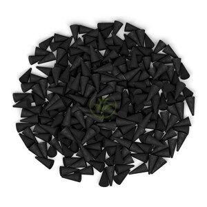 Puede incluir: Un gran mont&oacute;n de conos de incienso negros, cada uno con forma c&oacute;nica, est&aacute;n dispuestos sobre un fondo blanco. Los conos est&aacute;n densamente empaquetados, creando una superficie texturizada. La imagen es una vista superior.