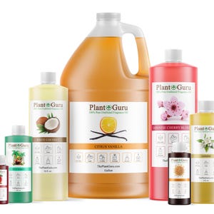 K&ouml;nnte beinhalten: Verschiedene Plant Guru Duft&ouml;le in verschiedenen Gr&ouml;&szlig;en. Zu den D&uuml;ften geh&ouml;ren Citrus Vanille, Wei&szlig;e Kokosnuss und Japanische Kirschbl&uuml;te. Die Flaschen sind mit dem Duftnamen und Bildern der Inhaltsstoffe beschriftet.