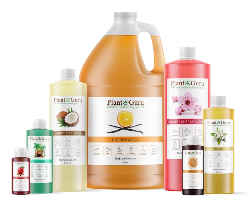 K&ouml;nnte beinhalten: Verschiedene Plant Guru Duft&ouml;le in verschiedenen Gr&ouml;&szlig;en. Zu den D&uuml;ften geh&ouml;ren Citrus Vanille, Wei&szlig;e Kokosnuss und Japanische Kirschbl&uuml;te. Die Flaschen sind mit dem Duftnamen und Bildern der Inhaltsstoffe beschriftet.