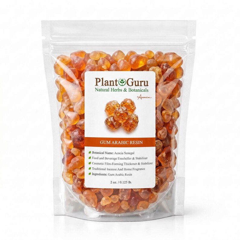 Op de afbeelding: Een doorzichtige plastic stazak gevuld met amberkleurige Arabische gom harsstukjes. Het etiket vermeldt Plant Guru Natural Herbs & Botanicals, Gum Arabic Resin, Botanical Name: Acacia Senegal en een nettogewicht van 2 oz. / 0,125 lb.