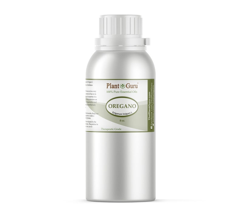 Puede incluir: Una botella de metal plateado de aceite esencial de or&eacute;gano. La etiqueta dice "Plant Guru 100% Pure Essential Oils OREGANO" y "8 oz." La botella tiene una tapa blanca y una etiqueta verde y blanca.