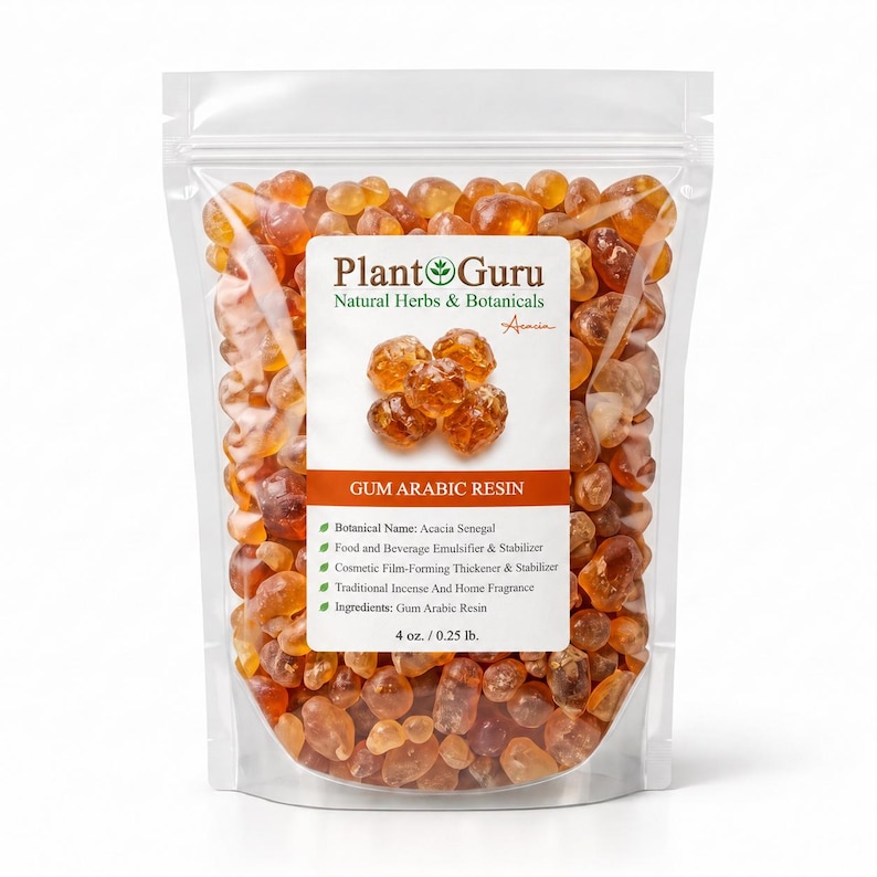 Op de afbeelding: Een doorzichtige plastic stazak gevuld met amberkleurige Arabische gom harsstukjes. Het etiket vermeldt Plant Guru Natural Herbs & Botanicals, Gum Arabic Resin, Acacia Senegal en geeft een nettogewicht aan van 4 oz. / 0.25 lb.