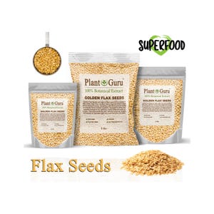 Pu&ograve; includere: Un assortimento di semi di lino dorati in varie dimensioni di confezioni, tra cui una piccola padella, bustine e un sacco pi&ugrave; grande. Le buste sono etichettate "Plant Guru" e "Golden Flax Seeds". La parola "Superfood" &egrave; visualizzata sopra le buste.
