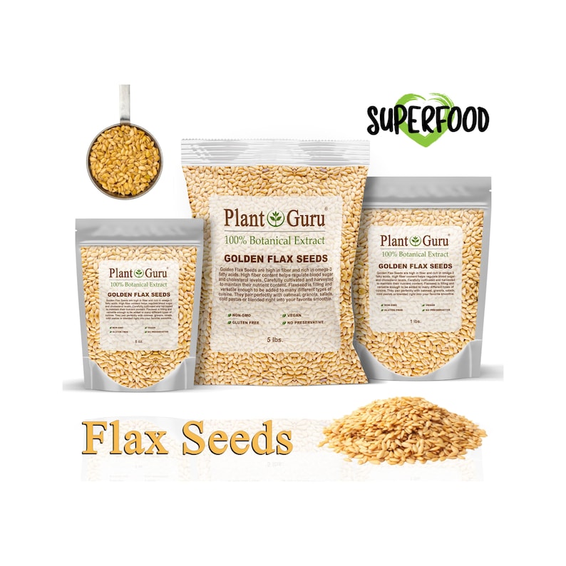 Pu&ograve; includere: Un assortimento di semi di lino dorati in varie dimensioni di confezioni, tra cui una piccola padella, bustine e un sacco pi&ugrave; grande. Le buste sono etichettate "Plant Guru" e "Golden Flax Seeds". La parola "Superfood" &egrave; visualizzata sopra le buste.