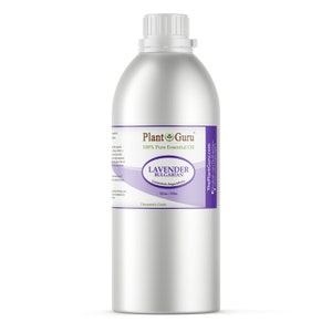 Op de afbeelding: Een grote, zilveren metalen fles Plant Guru Lavendel Bulgaarse essenti&euml;le olie. Het etiket toont de merknaam, productdetails en een paars en wit ontwerp. De fles bevat 946 ml therapeutische olie.