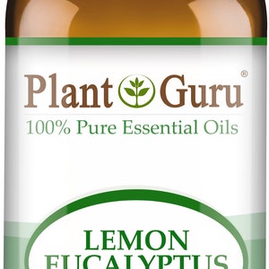 Op de afbeelding: Bruine glazen fles met essenti&euml;le olie van Plant Guru Lemon Eucalyptus. Het etiket luidt "100% Pure Essential Oils" en "Lemon Eucalyptus Eucalyptus Citriadora". De fles bevat 30 ml olie van therapeutische kwaliteit.