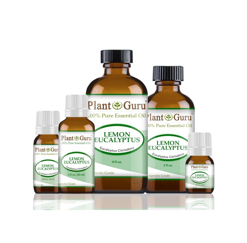 Op de afbeelding: Een assortiment bruine glazen flessen met essenti&euml;le citroen-eucalyptusolie. De flessen vari&euml;ren in grootte, van kleine druppelflessen tot grotere flessen met zwarte doppen. Elke fles heeft een groen en wit etiket met de tekst "Lemon Eucalyptus" en "Plant Guru".