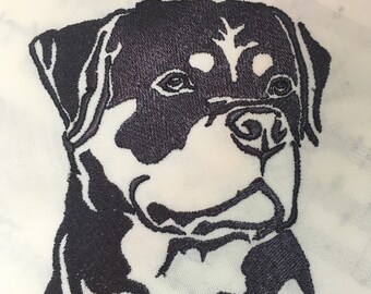 以下が含まれることがあります： ロットワイラーの犬の頭部の白黒刺繍画像。犬は右を見ています。