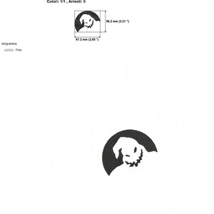 Op de afbeelding: Zwart-wit borduurontwerp van een personage uit de film "The Nightmare Before Christmas". Het personage is een geest met een gestikte mond en wordt in een cirkel getoond. Het ontwerp is 6,72 cm bij 5,62 cm.