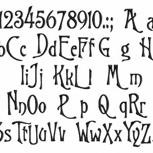 Puede incluir: Una fuente de alfabeto en blanco y negro con letras mayúsculas y minúsculas, números del 1 al 10 y signos de puntuación. La fuente está estilizada con un aspecto caprichoso y dibujado a mano.