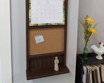 Der Suzie "Plus" - Standard Kalenderhalter, Gesamtgröße ( 45 1/2" X 42 1/2") fasst bis zu einem 13 3/8" X 24" ausgeklappten Kalender.