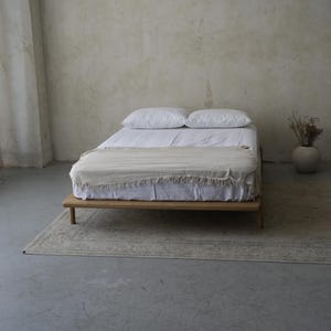 massief eiken handgemaakt bedframe, modern bedplatform uit het midden van de eeuw, minimalistisch design, Japanse stijl