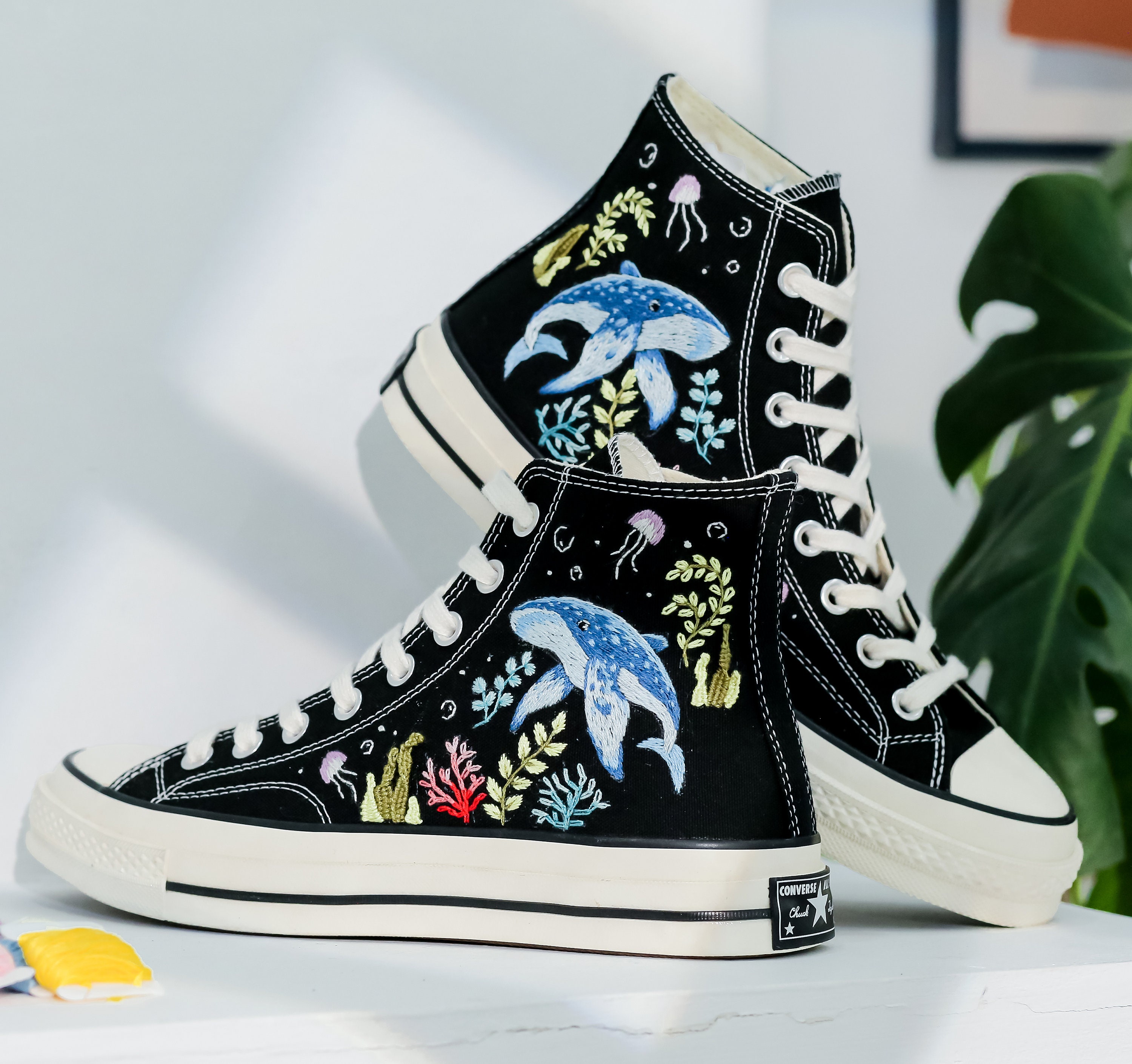 Converse bordado personalizado zapatos bordados de oceano y ballenas coral converse bordado de ballenas zapatilla bordada de medusas para ella Etsy Espana