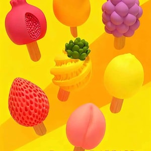 Könnte beinhalten: Ein Bild von sieben 3D-Eis am Stiel in Form von Früchten auf Holzstäbchen vor gelbem Hintergrund. Die Eis am Stiel umfassen eine rote Erdbeere, einen rosa Pfirsich, eine lila Traube und eine gelbe Zitrone. Der Text unten lautet "3D Fruit Ice Cream".