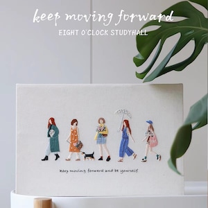 Puede incluir: Obra de arte bordada que representa a cinco figuras caminando, cada una con atuendos y accesorios únicos. El texto "keep moving forward" y "EIGHT O'CLOCK STUDYHALL" están en la parte superior, con "keep moving forward and be yourself" en la parte inferior. La obra está sobre un lienzo blanco.