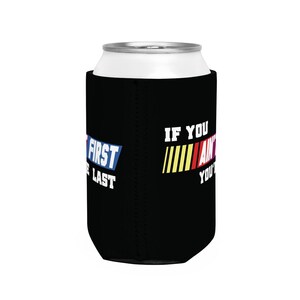Pu&ograve; includere: Porta lattina nero con la scritta "IF YOU AIN'T FIRST YOU'RE LAST" in bianco, blu, rosso e giallo. Il porta lattina &egrave; progettato per mantenere le bevande fredde ed &egrave; realizzato in materiale neoprene.